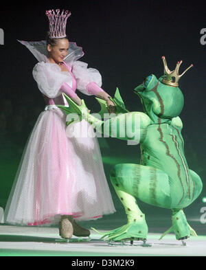 (Dpa) - tanzen Eiskunstläufer in eine Prinzessin und ein Frosch Kostüm auf dem Eis während des Urlaubs auf Premiere Eisshow "Romanza" in Hamburg, Germany, 26. Oktober 2005. Die Ausstellung zeigt mehrere berühmte Liebesgeschichten - von Romeo und Julia über Carmen, Don Jose - auf Eis. Auch Barbie und Ken werden während der Show lebendig. Foto: Ulrich Perrey Stockfoto