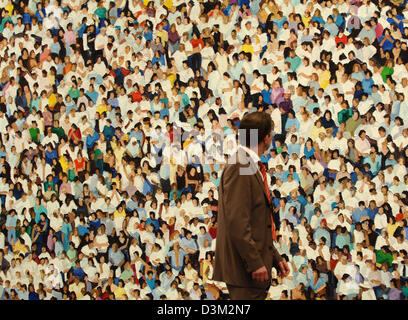 (Dpa) - ein Besucher geht Künstler Ralf Fleck Gemälde mit dem Titel "Stadion" in Köln 2005 internationale Kunstmesse für moderne und zeitgenössische Kunst in Köln, Deutschland, Donnerstag, 27. Oktober 2005. Die Messe läuft vom 28 Oktober bis zum 1. November 2005. Foto: Oliver Berg Stockfoto