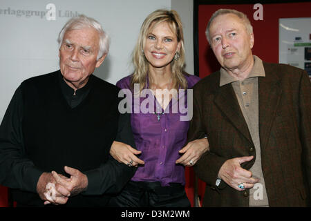 (Dpa) - deutscher Schauspieler Hans Joachim Fuchsberger (L), TV-Moderatorin Nina Ruge (C) und Autor Frederik Hetmann Alias Hans-Christian Kirsch posieren zusammen für ein Gruppenbild auf der internationalen Buchmesse in Frankfurt, Deutschland, 23. Oktober 2005. Fuchsberger und Ruge lesen Sie in der Frederik Hetmann Teile Hörbuch "Traumklaenge" (Traum klingt), die auf der Messe vorgestellt wurde. Stockfoto