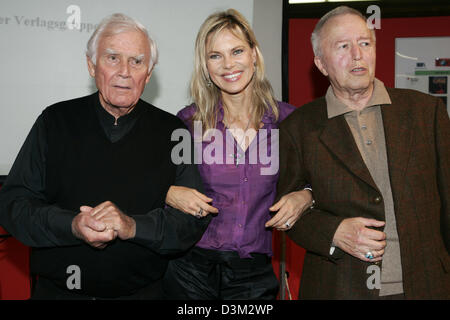 (Dpa) - deutscher Schauspieler Hans Joachim Fuchsberger (L), TV-Moderatorin Nina Ruge (C) und Autor Frederik Hetmann Alias Hans-Christian Kirsch posieren zusammen für ein Gruppenbild auf der internationalen Buchmesse in Frankfurt, Deutschland, 23. Oktober 2005. Fuchsberger und Ruge lesen Sie in der Frederik Hetmann Teile Hörbuch "Traumklaenge" (Traum klingt), die auf der Messe vorgestellt wurde. Stockfoto