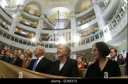 (Dpa) - bezeichnet die deutsche Bundeskanzlerin Angela Merkel (2ndR) und US-Botschafter in Deutschland William R. Timken (5thL) erwarten die erneute Weihe der Frauenkirche (Liebfrauenkirche) in Dresden, Deutschland, 30. Oktober 2005. Dresdner Frauenkirche, gebaut in den Jahren 1726-1743, wurde im Umbau seit 1993 nach ihrer Zerstörung im Februar 1945 während des zweiten Weltkriegs. Pho Stockfoto