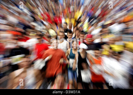 (Dpa) - im Bild Teilnehmer an der Messe Frankfurt Marathon nach dem Start in Frankfurt, Deutschland, Sonntag, 30. Oktober 2005. Mehr als 16.000 Läufer und Skater angemeldet in diesem Jahr um die 42,195 Kilometer Entfernung durch die Main-Fluss-Metropole zu decken. Foto: Frank Rumpenhorst Stockfoto