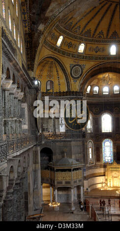 (Dpa) - Blick in den Innenraum der Hagia Sophia in Istanbul, Türkei, 19. Oktober 2005. Die Hagia Sophia, die "Kirche der göttlichen Weisheit" wurde von 532 bis 537 gebaut und ist 55,60 m hoch. Die Kirche wurde nach der Eroberung von Constantinopel durch Mehmet II in eine Moschee umgewandelt und mit vier Minaretten ausgestattet. Seit 1934 ist es ein Museum. Sie bekam auf der UNESCO-World Cultural Heri aufgeführt. Stockfoto