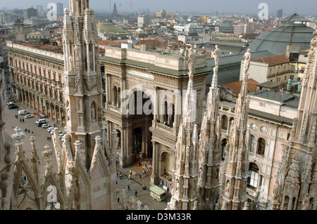 (Dpa) - Blick vom Dach des Doms auf die Galleria Vittorio Emmanuele mit Bars, Restaurants und Geschäfte in Mailand, Italien, 17. Oktober 2005. Foto: Roland Holschneider Stockfoto