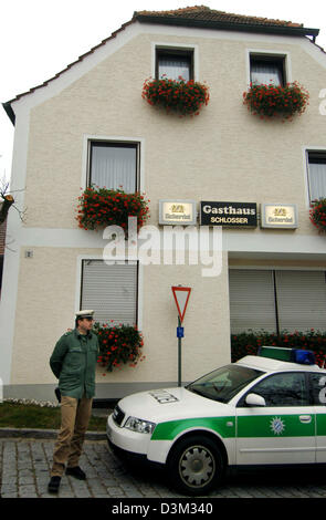 (Dpa) - ein Polizist steht vor einer Taverne in Saltenberg in der Nähe von Wernberg-Koeblitz, Deutschland, Montag, 31. Oktober 2005. Ein 49 Jahre alter Mann erschossen einer Person und gefährlich verletzt acht weitere Personen in der Nacht zum Montag in einer Taverne in Wernberg-Koeblitz, Deutschland. Der mutmaßliche Verbrecher ist noch auf der Flucht tragen eine Waffe oder einen Revolver nach Angaben der Polizei. Das Opfer ist ein 67-j hrige Stockfoto