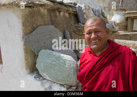 Ehrwürdigen Phunchok Namgyal, Mönch im Kloster Lamayuru, die Mani Steinen, Gästehaus, (Ladakh) Jammu & Kaschmir, Indien schnitzt Stockfoto