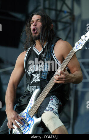 (Dpa-Dateien) - Robert Trujillo, Bassist der US-amerikanischen Metalband Metallica seine Gitarre im Stadium während ein open-air-Konzert der Band in Bremen, Deutschland, 16. Juni 2004 spielt. Foto: Friso Gentsch Stockfoto