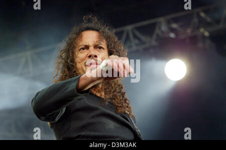 (Dpa-Dateien) - Kirk Hammett, Gitarrist der US-Heavy-Metal-Band Metallica, führt auf der Bühne während ein open-air-Konzert der Band in Bremen, Deutschland, 16. Juni 2004. Foto: Friso Gentsch Stockfoto