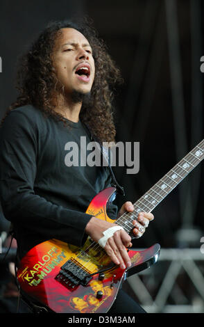 (Dpa-Dateien) - Kirk Hammett, Gitarrist der US-Heavy-Metal-Band Metallica, spielt seine Gitarre auf der Bühne in ein open-air-Konzert der Band in Bremen, Deutschland, 16. Juni 2004. Foto: Friso Gentsch Stockfoto