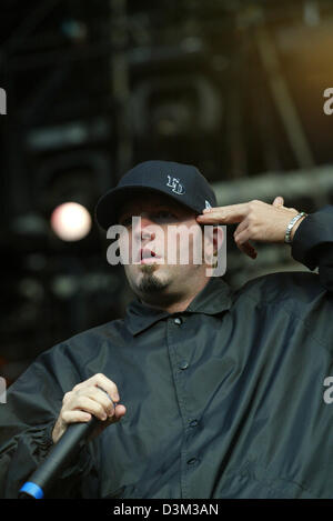 (Dpa-Dateien) - Fred Durst, Sänger der US-Heavy-Metal-Band Limp Bizkit, führt auf der Bühne während eines Konzerts der Band auf dem Terremoto Open-Air-Musikfestival in Weeze 31. August 2003. Foto: Friso Gentsch Stockfoto