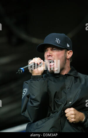 (Dpa-Dateien) - Fred Durst, Sänger der US-Heavy-Metal-Band Limp Bizkit, führt auf der Bühne während eines Konzerts der Band auf dem Terremoto Open-Air-Musikfestival in Weeze 31. August 2003. Foto: Friso Gentsch Stockfoto