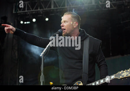 (Dpa-Dateien) - James Hetfield, Sänger und Gitarrist der US-Heavy Metal-Band Metallica auf der Bühne während ein open-air-Konzert der Band in Bremen, Deutschland, 16. Juni 2004 führt führen. Foto: Friso Gentsch Stockfoto