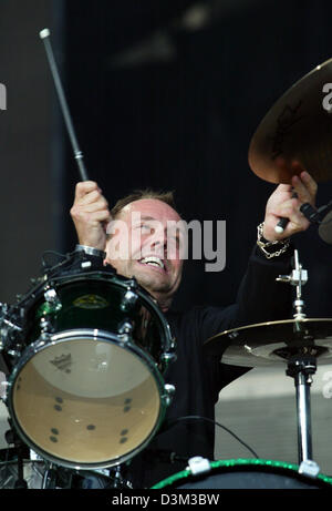 (Dpa) - Lars Ulrich, Schlagzeuger der US-Heavy-Metal-Band Metallica, spielt Schlagzeug auf der Bühne in ein open-air-Konzert der Band in Bremen, Deutschland, 16. Juni 2004. Foto: Friso Gentsch Stockfoto