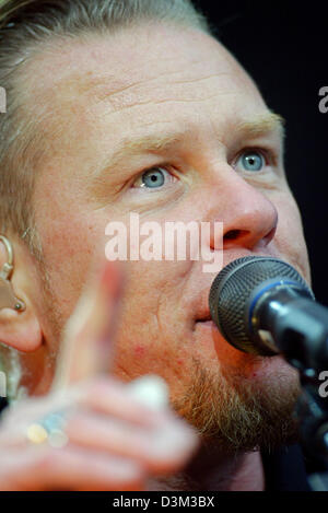 (Dpa-Dateien) - James Hetfield, Lead-Sänger und Gitarrist der US-Heavy-Metal-Band Metallica, führt auf der Bühne während ein open-air-Konzert der Band in Bremen, Deutschland, 16. Juni 2004. Foto: Friso Gentsch Stockfoto