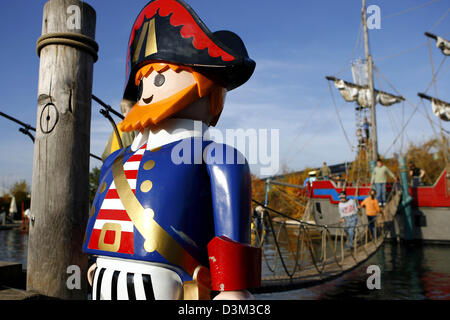 (Dpa) - eine überdimensionale Playmobil vor einem Piratenschiff in der Plamobil-FunPark in Zirndorf bei Nürnberg, Deutschland, 27. Oktober 2005. Foto: Daniel Karmann - Alamy
