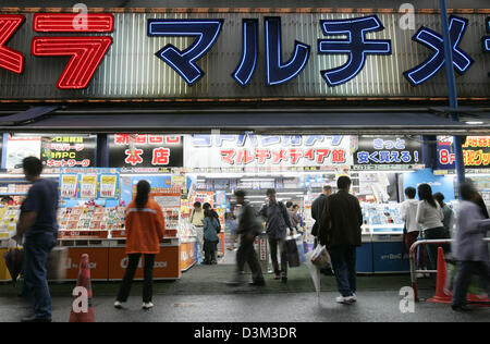 (Dpa) - schlendern Sie Kunden durch die Yodobashi, einem riesigen vierstöckigen hohe Kaufhaus für elektronische waren, Zubehör für die Kamera und Computer in Shinjuku Bezirk von Tokio, Japan, 10. Oktober 2005. Foto: Gero Breloer Stockfoto