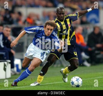 (Dpa) - Schalke 04 Verteidiger brasilianischen Rafinha (L) mit Fenerbahce Istanbuls Stephen Appia für die Kugel während der UEFA Champions League ersten Runde Spiel im Stadion Veltins Arena in Gelsenkirchen, Deutschland, 1. November 2005 kämpft. Foto: Achim Scheidemann Stockfoto