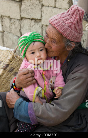 Ältere Frau küssen ihr Enkelkind, Gästehaus, (Ladakh) Jammu & Kaschmir, Indien Stockfoto