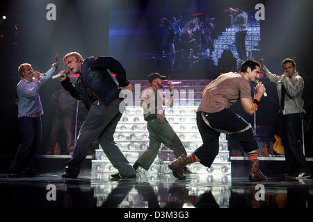 (Dpa-Datei) - führen Sie die Backstreet Boys in Hartwall Arena in Helsinki, Finnland, 2. Oktober 2005. Die Boygroup umfasst "Kevin" Scott Richardson, "Brian" Thomas Litrell, "AJ" Alexander James McLean, "Howie" Howard Dorough und 'Name' Nicholas Gene Carter. Foto: Lehtikuva Ulander Stockfoto