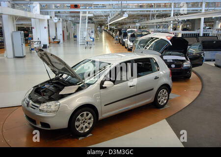 (Dpa) - Pkw-Modelle der neuen fünften Generation Volkswagen (VW) Golf verschieben auf einem Förderband langsam durch die Halle Ath ThenVW Werk in Wolfsburg, Deutschland, 21. September 2005. Der VW Golf V, mit verschiedenen Motoren von 75 PS ist seit Oktober 2003 auf dem Markt. Foto: Holger Hollemann Stockfoto