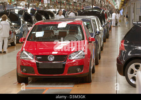 (Dpa) - das Bild ShowsVolkswagen Golf GTI-Modell der neuen fünften Generation auf einem Förderband bei der VW Werk in Wolfsburg, Deutschland, 21. September 2005. Der VW Golf V, die mit verschiedenen Motoren von 75 bis 250 PS, ist seit Oktober 2003 auf dem Markt. Foto: Holger Hollemann Stockfoto