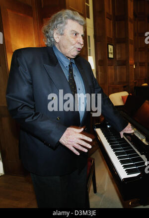 (Dpa) - griechischer Sänger und Komponist Mikis Theodorakis sitzt auf einem Grand Piano vor einer Pressekonferenz in Aachen, Deutschland, Freitag, 4. November 2005. Thodorakis der IMC-UNESCO-Musikpreis vergeben werden heute Abend. UNESCO und der internationalen Musik-Cousil erkennen seine Crdits für die Musik und seine Gebote für Frieden und Völkerverständigung. Theodorakis gilt die meisten po Stockfoto