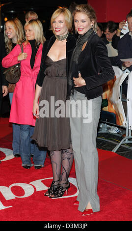 (Dpa) - US-Schauspielerin Cameron Diaz (R) und ihr australischer Kollege Toni Collette kommen für die Premiere ihres Films "In Her Shoes" in Berlin, Deutschland, 4. November 2005. Foto: Soeren Stache Stockfoto