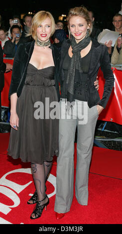 (Dpa) - US-Schauspielerin Cameron Diaz (R) und ihr australischer Kollege Toni Collette kommen für die Premiere ihres Films "In Her Shoes" in Berlin, Deutschland, 4. November 2005. Foto: Soeren Stache Stockfoto