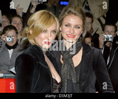 (Dpa) - US-Schauspielerin Cameron Diaz (R) und ihr australischer Kollege Toni Collette kommen für die Premiere ihres Films "In Her Shoes" in Berlin, Deutschland, 4. November 2005. Foto: Soeren Stache Stockfoto