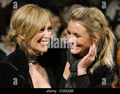 (Dpa) - US-Schauspielerin Cameron Diaz (R) und ihr australischer Kollege Toni Collette kommen für die Premiere ihres Films "In Her Shoes" in Berlin, Deutschland, 4. November 2005. Foto: Soeren Stache Stockfoto