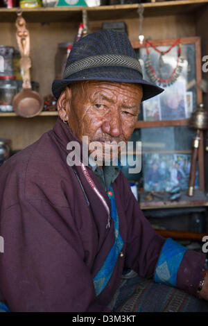 Ältere Ladenbesitzer in einem kleinen Laden in der alten Stadt Leh (Ladakh) Jammu & Kaschmir, Indien Stockfoto