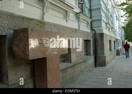 (Dpa) - das Bild zeigt den ehemaligen KGB-Gebäude in der wichtigsten Straße Gedimino Prospekt in Vilnius, Litauen, 2. September 2005. Nach der Abzug der sowjetischen als Folge der gescheiterten Staatsstreich in Moskau im August 1991 Truppen wurden die Namen von Hunderten von Opfer des sowjetischen Geheimdienst Service KGB in den Wänden des Gebäudes eingraviert. Foto: Helmut Heuse Stockfoto