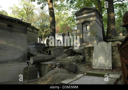 (Dpa) - ein Aspekt des Friedhofs Père Lachaise in Paris, Frankreich, 9. Oktober 2005. Unter den prächtigen Gräber und Mausoleen gibt es Orte der gesamten Break-Up. Foto: Helmut Heuse Stockfoto