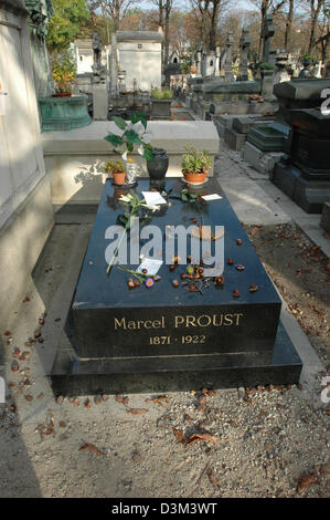 (Dpa) - das Bild zeigt das Grab des französischen Schriftstellers Marcel Proust (Valentin Louis Georges Eugène) (geboren 10. Juli 1871 in Auteuil; gestorben 18. November 1922 in Paris) auf dem Friedhof Père Lachaise in Paris, Frankreich, 9. Oktober 2005. Foto: Helmut Heuse Stockfoto