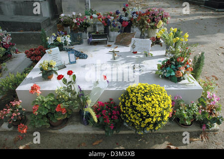 (Dpa) - das Bild zeigt das Grab der französische Chansonnier Gilbert Bécaud (Francois Gilbert Silly; geboren 24. Oktober 1927 in Toulon; gestorben 18. Dezember 2001 in Paris) auf dem Friedhof Père Lachaise in Paris, Frankreich, 9. Oktober 2005. Foto: Helmut Heuse Stockfoto