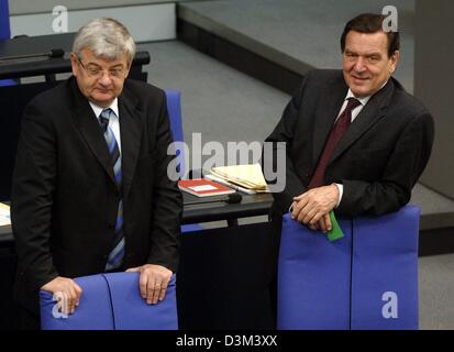 (Dpa) - deutsche Außenminister Joschka Fischer (L) und Bundeskanzler Gerhard Schroeder schauen in das Plenum bei der Wahl des Vizepräsidenten des Bundestages in Berlin, Deutschland, Dienstag, 8. November 2005. Beide Politiker nahm besuchten die Plenarsitzung auf der Bank der Regierung wahrscheinlich zum letzten Mal. Foto: Tim Brakemeier Stockfoto