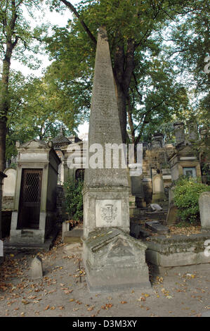 (Dpa) - das Bild zeigt das Grab des französischen Wissenschaftlers Jean Francois Champollion (geboren 23. Dezember 1790 in Figeac; gestorben 4. März 1832) auf dem Friedhof Père Lachaise in Paris, Frankreich, 9. Oktober 2005. He Suceeded zu entschlüsseln, die ägyptischen Hieroglyphen mit dem sogenannten Rosetta Stein. Foto: Helmut Heuse Stockfoto