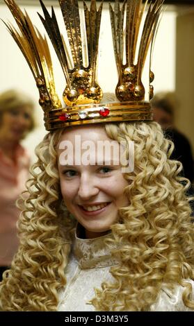 (Dpa) - die neu gewählten sogenannten Nürnberg Christus Kind Eva Sattler lächelt wie sie eine Kleid, eine Perücke trägt und eine Krone im Opernhaus Nürnberg, Deutschland, Dienstag, 8. November 2005. Sattler wurde am 3. November zum Christkind gewählt und öffnet der Weihnachtsmarkt mit einem Prolog am 25 November. Foto: Daniel Karmann Stockfoto