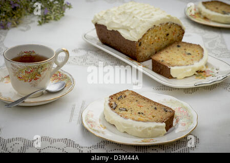 Schöne und leckere hausgemachte Karottenkuchen auf antike Geschirr mit einer Tasse Tee Stockfoto