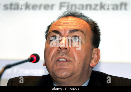 (Dpa) - Bundespräsident Bank Axel Weber berührt den Kopf zu Beginn der Pressekonferenz bezüglich der finanziellen Stabilitätspakt in Frankfurt, Deutschland, Donnerstag, 10. November 2005. Laut der Deutschen Bundesbank Schätzung deutsche Banken und Versicherungen haben dank gute Gewinne und niedrigen Interessen spürbar erholt. Das Finanzsystem hat auch st Stockfoto