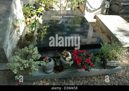 (Dpa) - das Foto zeigt das Grab des französischen Films Regisseur Francois Truffaut auf dem Friedhof Montmartre in Paris, Frankreich, 9. Oktober 2005. Truffaut war am 6. Februar 1932 in Paris geboren und starb am 21. Oktober 1984 in Neuilly. Foto: Helmut Heuse Stockfoto