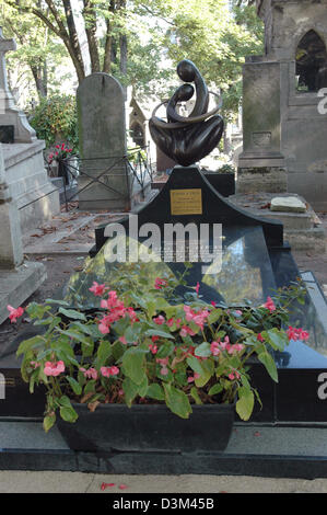 (Dpa) - das Foto zeigt das Grab des französischen Tänzerin Ludmilla Tcherina auf dem Friedhof Montmartre in Paris, Frankreich, 9. Oktober 2005. Tcherina wurde am 10. Oktober 1924 in Paris geboren und starb am 21. März 2004 in Paris. Foto: Helmut Heuse Stockfoto