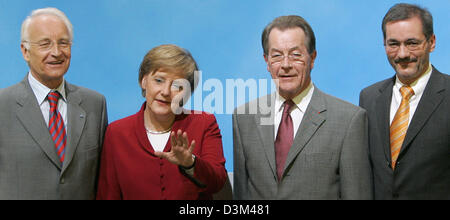 (Dpa) - Angela Merkel (2 L), Vorsitzende der die konservative Christlich Demokratische Union (CDU) und Bundeskanzlerin, Edmund Stoiber (L), Charman von der konservativen Chrisitian sozialen Union (CSU), Franz Muentefering (2. R), Vorsitzender der Sozialdemokraten (SPD) und die ausgewiesenen Vorsitzender des SPD Matthias Platzeck, neben einander auf der Bühne stehen nach kommentieren Stockfoto