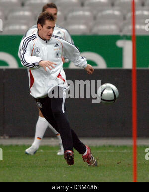 (Dpa) - Deutschlands nach vorne Miroslav Klose in Aktion während einer Übung von der deutschen Fußball-Mannschaft in Paris, Frankreich, Freitag, 11. November 2005. Deutschland bereitet sich auf das internationale Testspiel gegen Frankreich im Stade de France in Paris auf Samstag, 12. November 2005. Foto Bernd Weissbrod Stockfoto