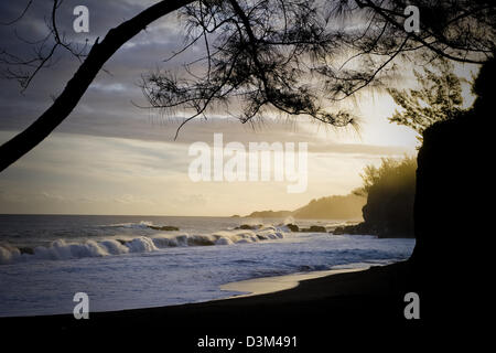 schwarzer Sand Cove bei Sonnenuntergang, östlich von Palm Hotel, Petit Ile, südlichen Insel La Réunion, Französisch, Indischer Ozean Stockfoto