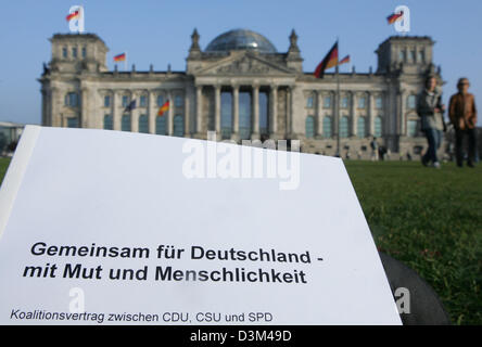 (Dpa) - das Foto zeigt das Cover des Koalitionsvertrages zwischen CDU, CSU und SPD vor dem Reichstag in Berlin, Deutschland, 12. November 2005 den deutschen Parteien. Top-Führungskräfte der drei Parteien Details des Papiers das verhandelt wurde in den letzten paar Wochen auf einer Pressekonferenz vorgestellt. Foto: Soeren Stache Stockfoto