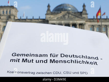 (Dpa) - das Foto zeigt das Cover des Koalitionsvertrages zwischen CDU, CSU und SPD vor dem Reichstag in Berlin, Deutschland, 12. November 2005 den deutschen Parteien. Top-Führungskräfte der drei Parteien Details des Papiers das verhandelt wurde in den letzten paar Wochen auf einer Pressekonferenz vorgestellt. Foto: Soeren Stache Stockfoto