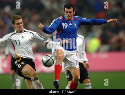 (Dpa) - MIAS deutschen vorwärts Miroslav Klose (L) für den Ball mit Französisch Willy Sagnol (R) im Test-Länderspiel Frankreich Vs Deutschland in Stadion Stade de France in Paris, Frankreich, 12. November 2005. Das Spiel endete mit einem 0: 0 Unentschieden. Foto: Bernd Weissbrod Stockfoto