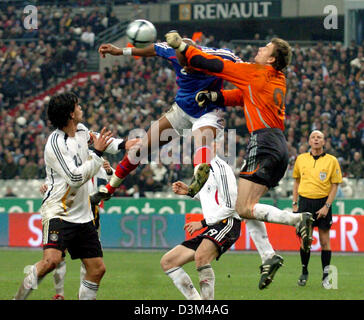 (Dpa) - deutsche Torhüter Spieler Jens Lehmann (L) schlägt einen Header der französischen Spieler Jean-Alain Boumsong (C) in das Test-Länderspiel Frankreich Vs Deutschland in Stadion Stade de France in Paris, Frankreich, 12. November 2005. Auf der linken Seite, deutsche Team ist Kapitän Michael Ballack abgebildet. Die Dame in ein 0-0-Unentschieden endete. Foto: Bernd Weissbrod Stockfoto