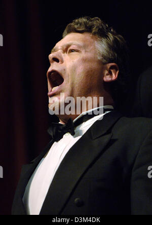 (Dpa) - das Bild zeigt amerikanische Bariton Gary L. Martin anlässlich des 140. Jahrestag des Staatstheaters durchführen (Staatstheater am Gärtnerplatz) in München, 13. November 2005. Martin studierte Mathematik und musikalische Darbietung von Western Illinois University, USA und hat seinen Master Of Arts an der Southern Methodist University. 1983 ging er Stockfoto